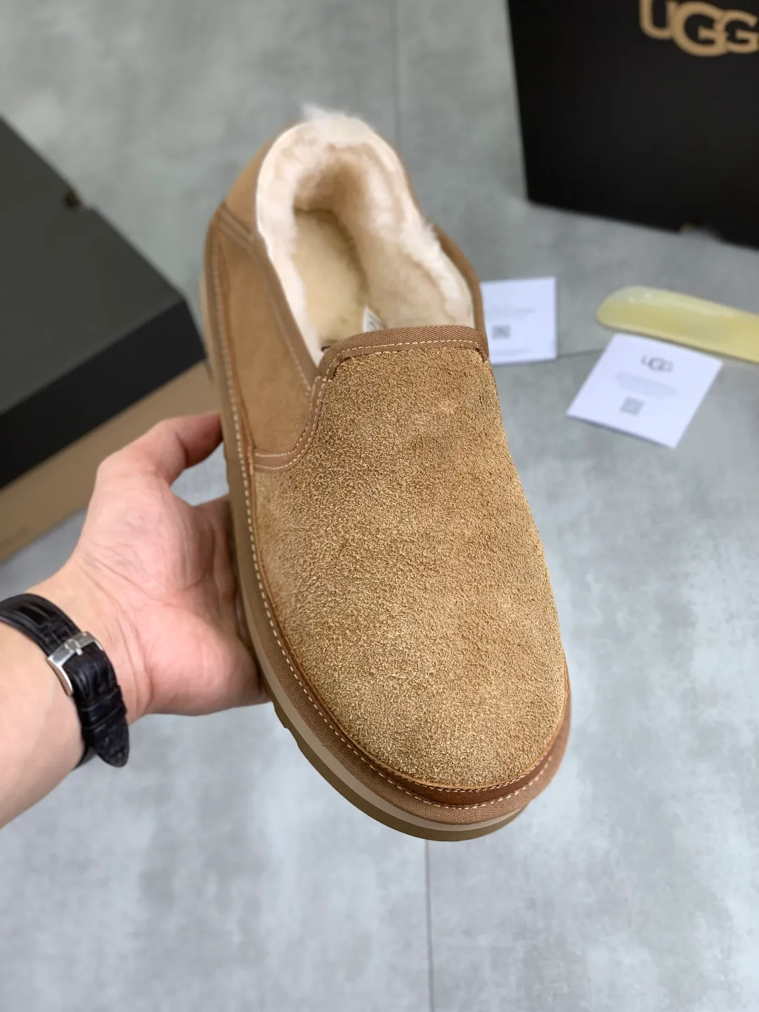 Men's men's shoes 💰P480 New top version UGG 2025 autumn and winter new high-top casual shoes new series Ansley Mules Fashionable and comfortable shallow flat slip-on casual loafers ✨ Classic suede cowhide with 10mm wool lining Insole suede collar Soft and comfortable ❤️ Decorated with UGG classic heat embossed brand logo on the back side Full texture Lightweight rubber sole Anti-slip, wear-resistant and comfortable Color: Black Brown Size: 39-45